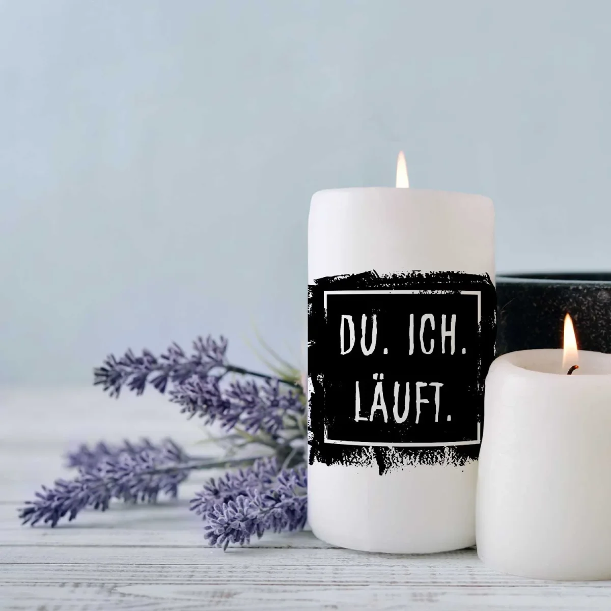 Kleine Kerze mit Spruch "Du.Ich.Läuft" – Bild 4