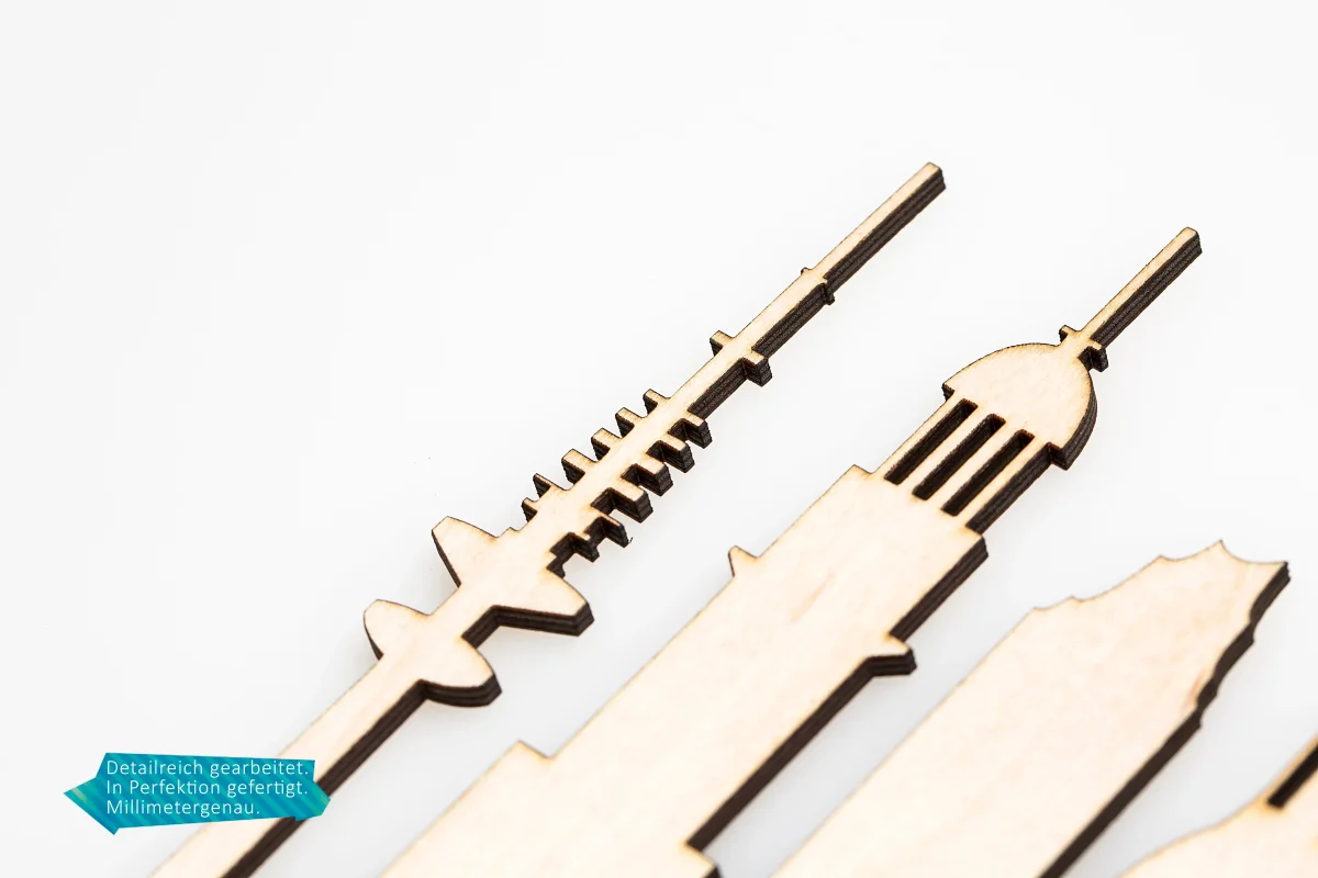 Wanduhr aus Holz Skyline Düsseldorf – Bild 6