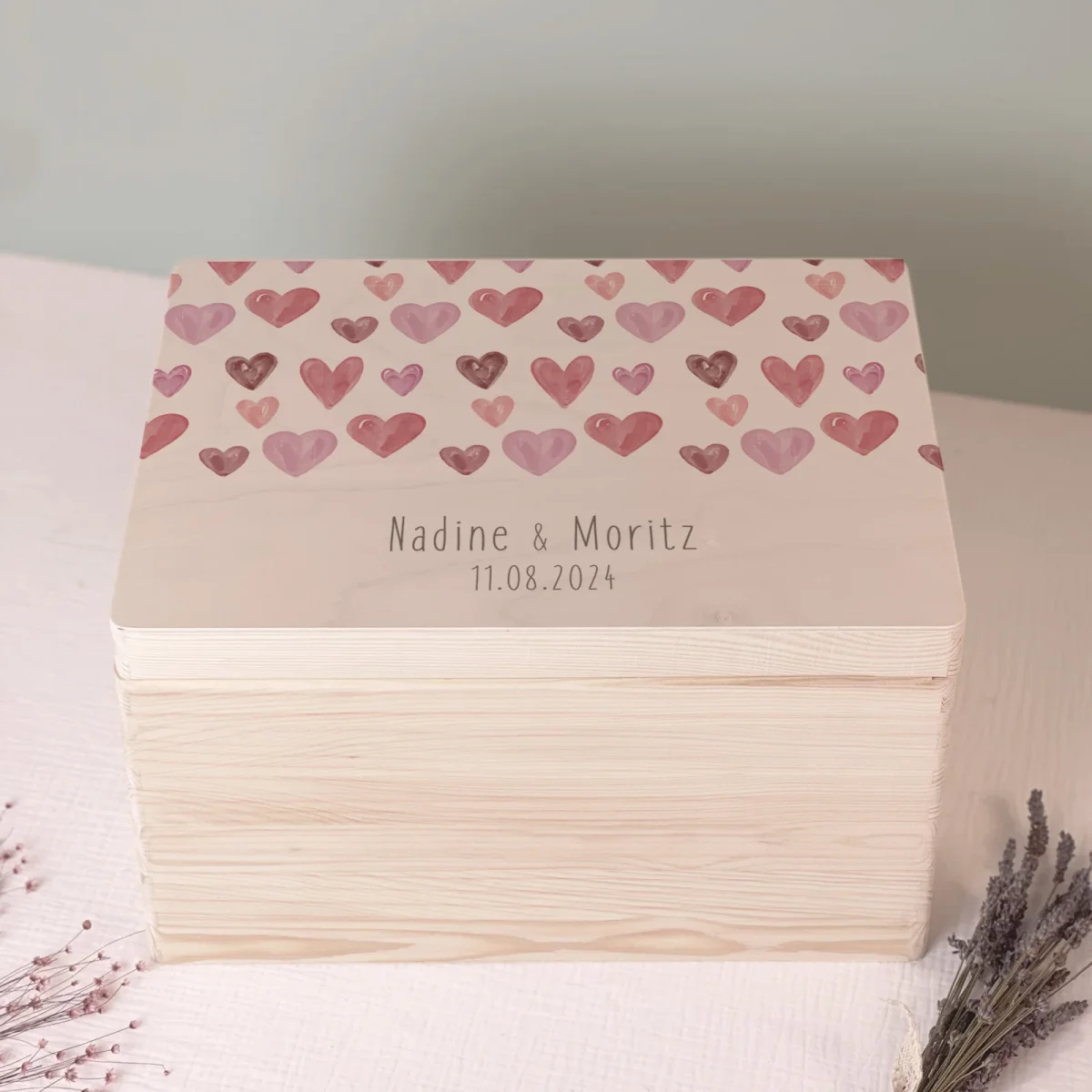Erinnerungskiste zur Hochzeit „allover Herzen“ Aquarell personalisiert Druck – Bild 5
