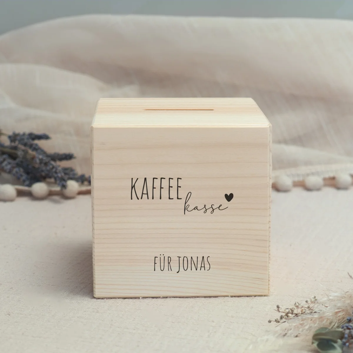 Holzspardose „Kaffeekasse Grafisch“ (10×10×10 cm) personalisiert Druck – Bild 2
