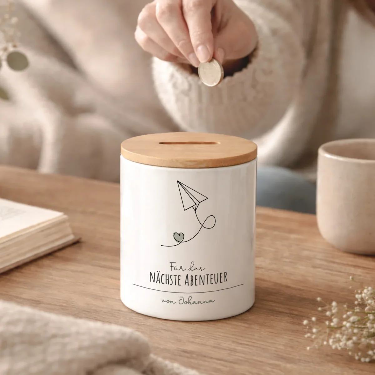 Keramik-Spardose mit Bambus-Deckel „Papierflieger Abenteuer“ personalisiert Sublimation – Bild 2